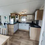 Wentbridge Lodge With Hot Tub