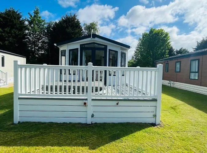 Wentbridge Lodge With Hot Tub